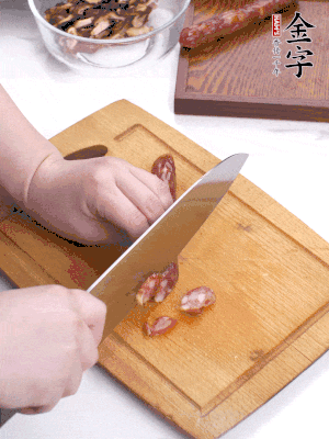 干香菇泡發(fā)切片，金字香腸切片，春筍切大粒。