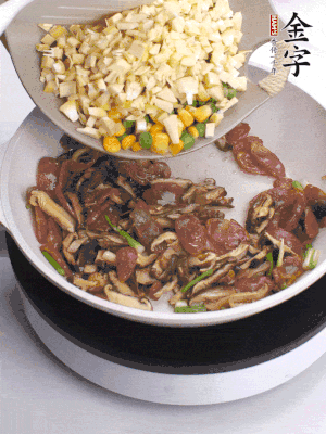 鍋里熱油，爆香蔥白，下香腸片炒至微微出油，加時(shí)蔬粒、香菇粒、春筍粒翻炒均勻。