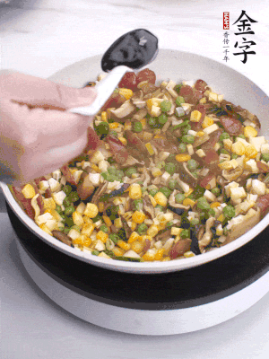 加2勺生抽、1勺蠔油、半勺老抽調(diào)味。