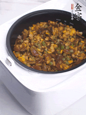 電飯煲按煮飯鍵，出鍋撒蔥花。