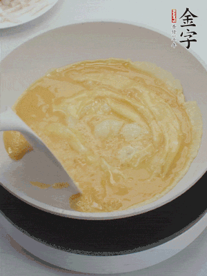 2個(gè)雞蛋炒散。