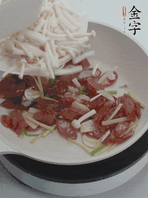 放白玉菇、青紅辣椒、雞蛋。