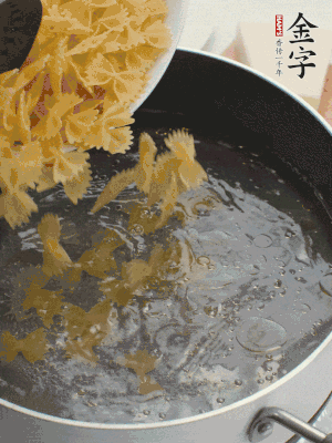 蝴蝶面加橄欖油煮熟；豌豆焯水30秒。