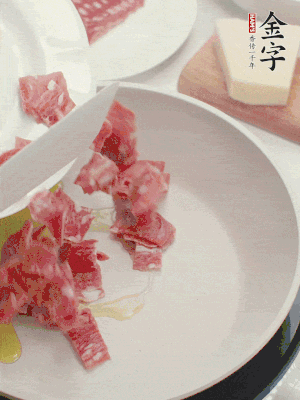 橄欖油煸香金字培根火腿。依次下豌豆、蝴蝶面、洋蔥。