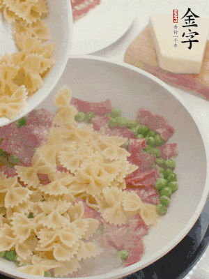 1小勺鹽調(diào)味，混合一起燉煮一下。