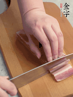 百合切去頭尾，分開洗凈;咸肉切薄片。