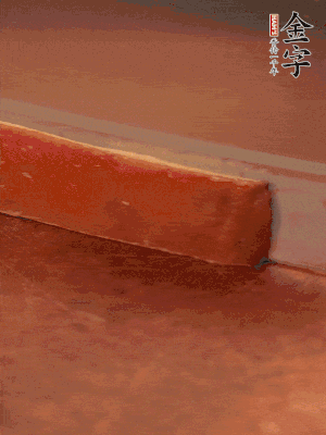 金字火腿上方去皮切薄片。