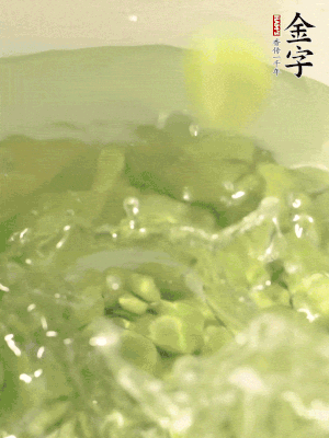 新鮮蠶豆熱水焯水30秒，然后浸入涼水。