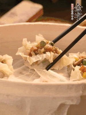 包好的燒賣放在蒸籠上，水開后蒸8分鐘左右。