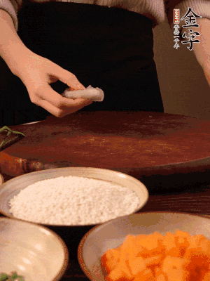 胡蘿卜去皮切丁。蝦仁切小塊。糯米提前浸泡半天。