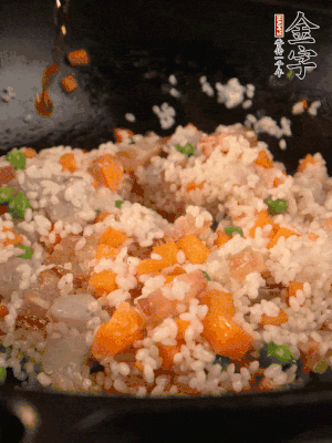 加入糯米翻炒均勻。最后加入蝦仁，用1勺料酒、1勺生抽、1/2勺鹽調(diào)味。