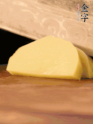 土豆去皮切丁。水開后，放入鍋中煮2-3分鐘，撈出瀝干水分。