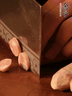 金字烤腸切圓片。