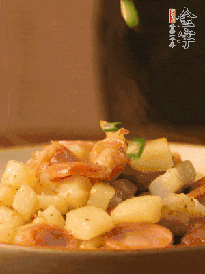 翻炒均勻，撒上蔥花后即可。