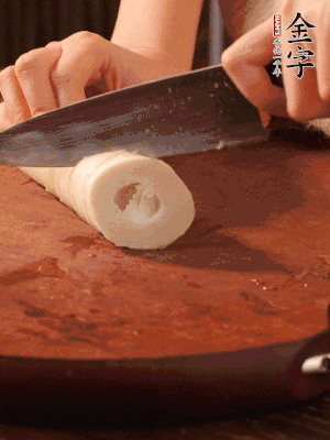 春筍去殼切滾刀塊，焯水備用。