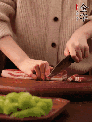 金字淡咸肉切片，冷水入鍋，加姜片、料酒略焯水。同步，五花肉切塊焯水。