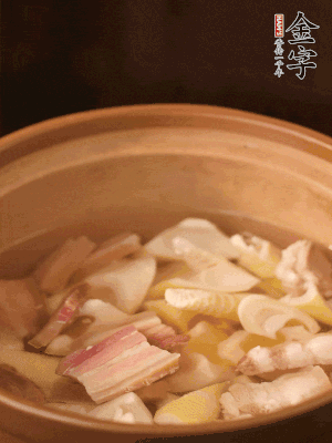 春筍、咸肉、咸肉一起入砂鍋，加姜片、料酒、清水大火煮沸到湯色變白。轉(zhuǎn)小火慢篤半小時(shí)。