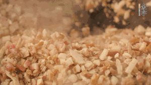 鍋中熱油，依次下食材翻炒，加2勺料酒、少許胡椒粉調(diào)味，撒蔥花攪拌均勻。