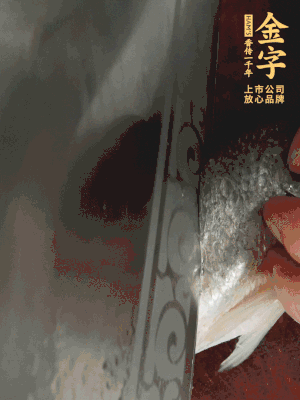 黃魚沿背脊兩邊各劃斜刀，放到蔥姜鹽水中浸泡10分鐘。