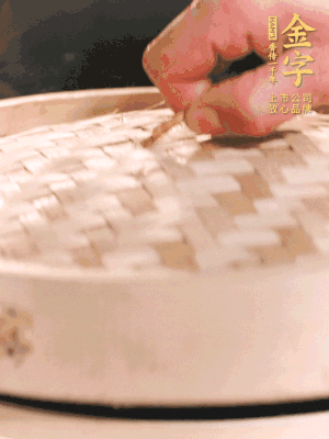 醬鴨半只加姜片、蔥、黃酒上鍋蒸20分鐘。