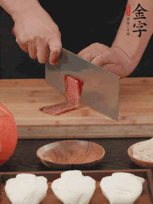 金字火腿上方切薄片。