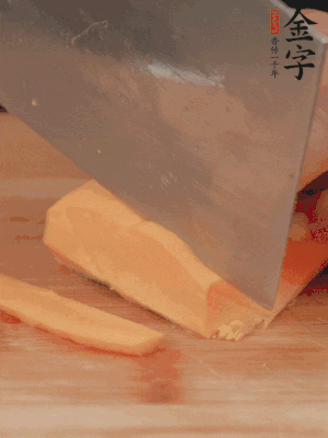 南瓜改刀切片，把蒸好的火腿鋪到南瓜上。