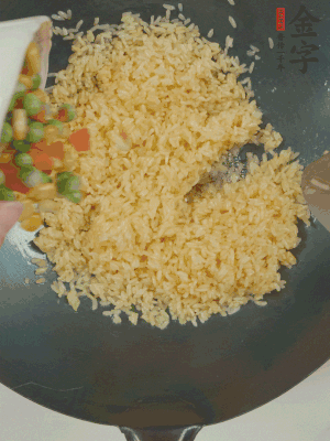 下豌豆粒、胡蘿卜粒、玉米粒。（買(mǎi)現(xiàn)成冷凍的雜菜即可，非常方便）