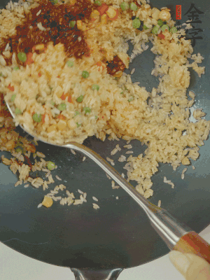 翻炒熟后，加金字火腿XO醬。