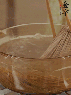 水開(kāi)后下蕎麥面，煮2分鐘后過(guò)涼水備用。