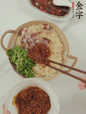 在面上鋪魷魚、香菜、金字火腿大師醬。