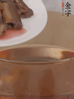 處理干凈的黃鱔段，加姜片、料酒沸水下鍋焯水。撈出用涼水沖洗干凈。