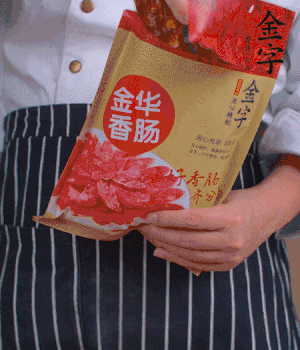 香腸切成斜片，小米辣切成斜片。