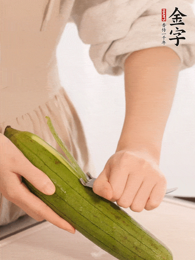 絲瓜去皮切滾刀塊用鹽殺一下水分洗凈。