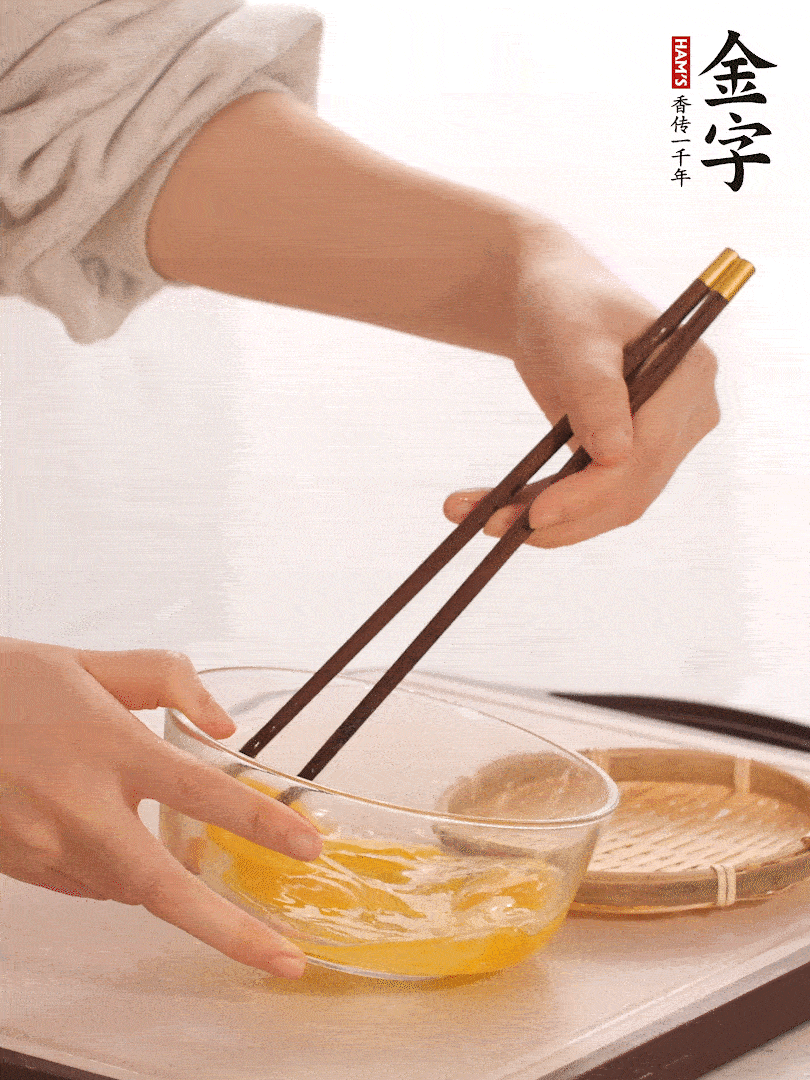 兩顆雞蛋打散。