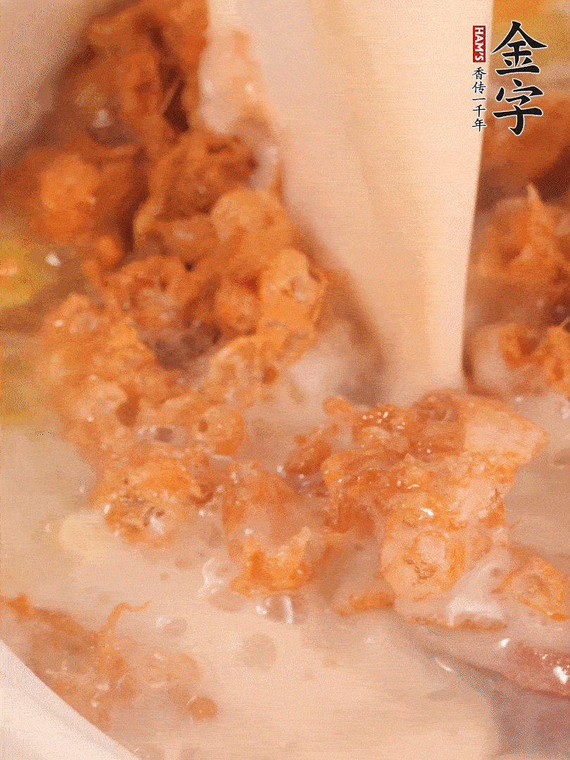 加入蛋酥再煨煮2分鐘，加入豆?jié){。