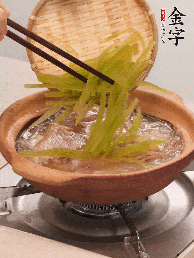 倒入熱水煮開后，轉(zhuǎn)小火燉煮10分鐘，呈奶白色湯底。