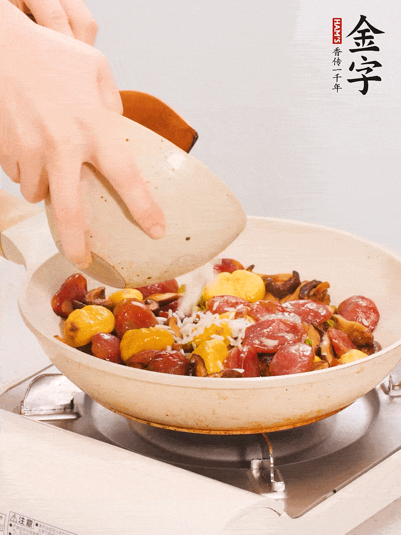 把米淘洗干凈，放入切好的香菇、板栗、毛豆。