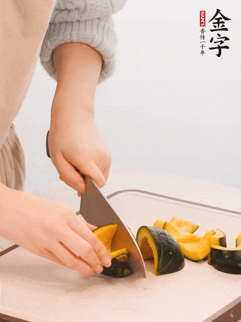 貝貝南瓜切小塊，生姜切成姜絲。