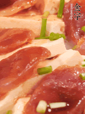 調(diào)一個(gè)醬汁：2勺生抽、1勺蠔油、半勺白糖、1勺淀粉、半碗清水調(diào)成料汁燒開(kāi)