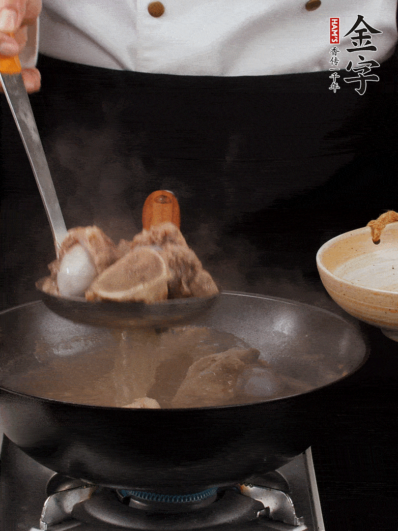 大筒骨清水浸泡30分鐘，中途換水2-3次。冷水下鍋，加姜片、料酒焯水，撇去浮沫。