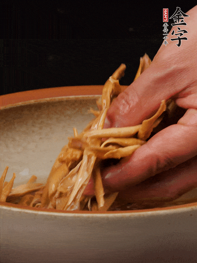 農(nóng)家土筍尖提前泡軟，用刀劃成細絲，這樣會更加入味。