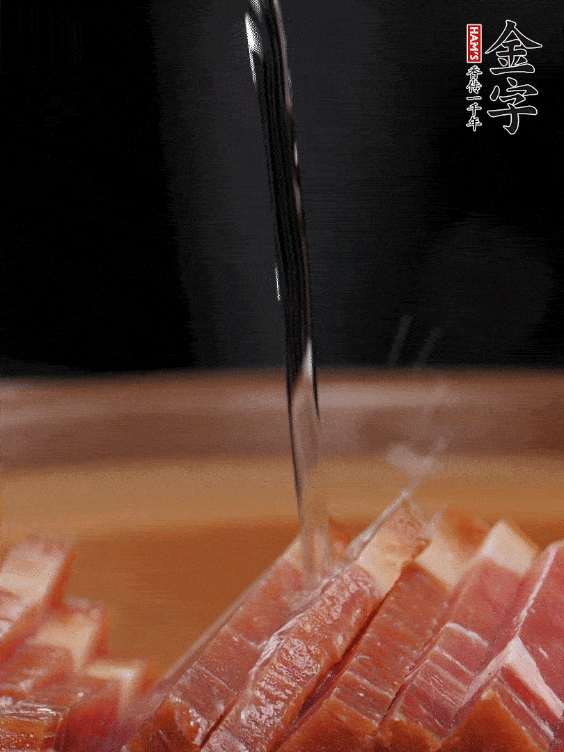 金字火腿切片，放入溫水中泡10分鐘，金字土香腸斜切成片。千張切成細條。