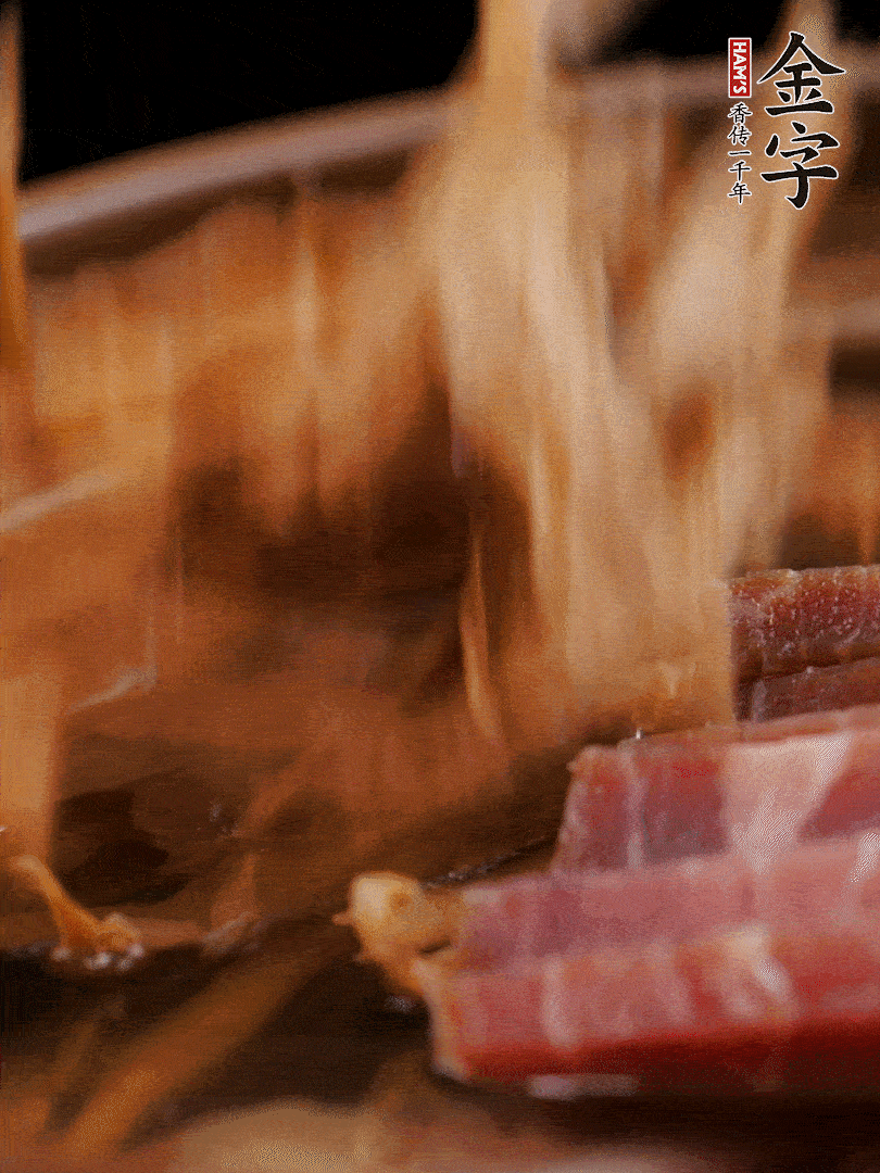 大筒骨、金字火腿、姜片、黃酒一起放入砂鍋，加筍干燉煮40分鐘。（如果家里有高壓鍋，用高壓鍋把高湯壓出來更鮮濃。）