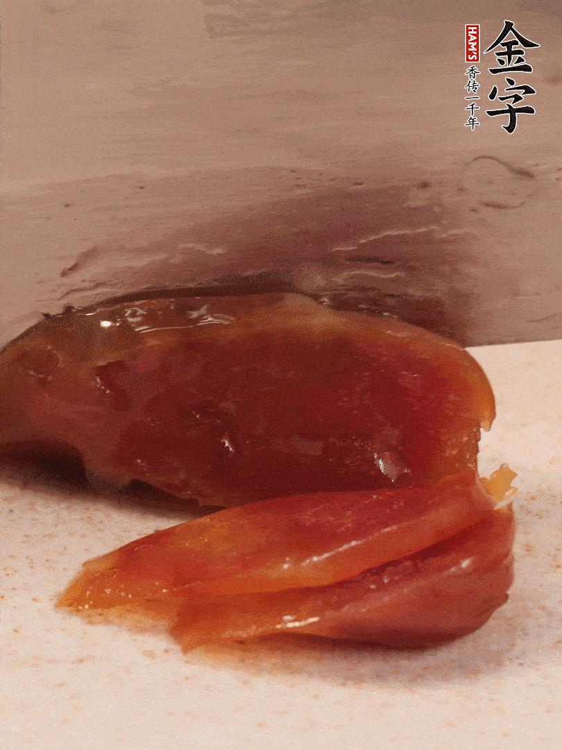 臘腸煮熟后，切薄片