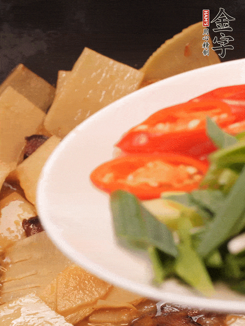 少許料酒增香，下蒜白、青紅辣椒略微翻炒