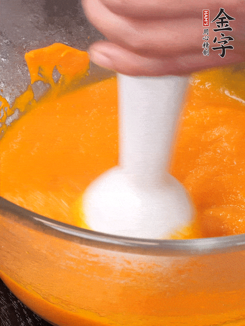 300g南瓜，去皮去瓤切滾刀塊，大火蒸8分鐘，料理機(jī)打成泥，篩網(wǎng)過篩成泥