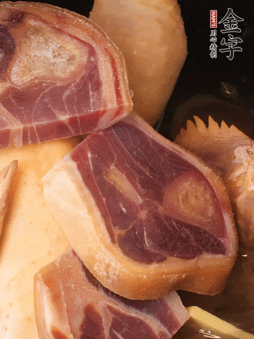 火踵、老母雞加蔥、姜、料酒、清水，大火燒開后轉(zhuǎn)小火，燉1小時(shí)