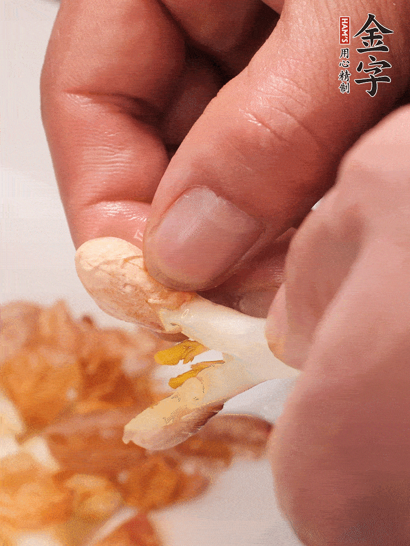 花生芽切段。開水焯水1分鐘，去掉頂部的花生皮