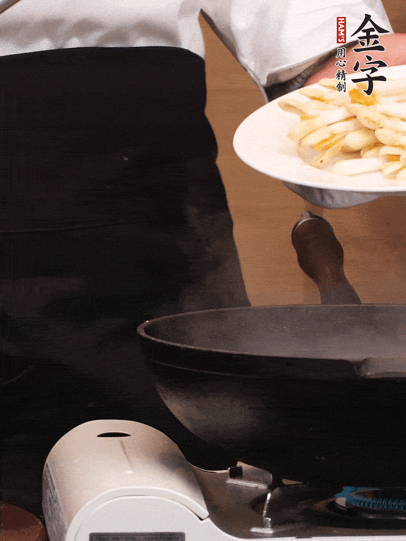 鍋中少許油，下花生芽