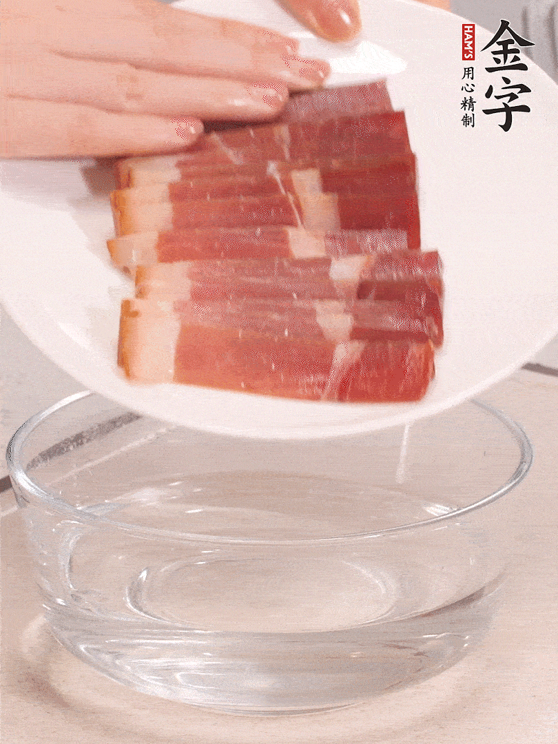 鴨腿冷水下鍋，加姜片、料酒焯水